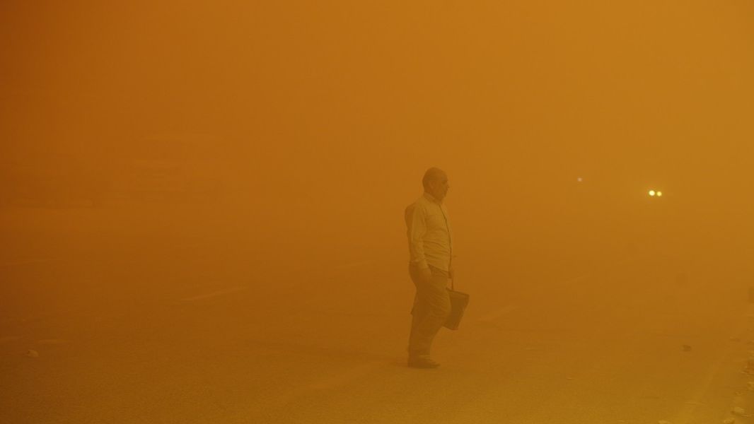 Fotky: Irák pohltila oranžová tma. Lidé se dusí, prašných dnů přibývá